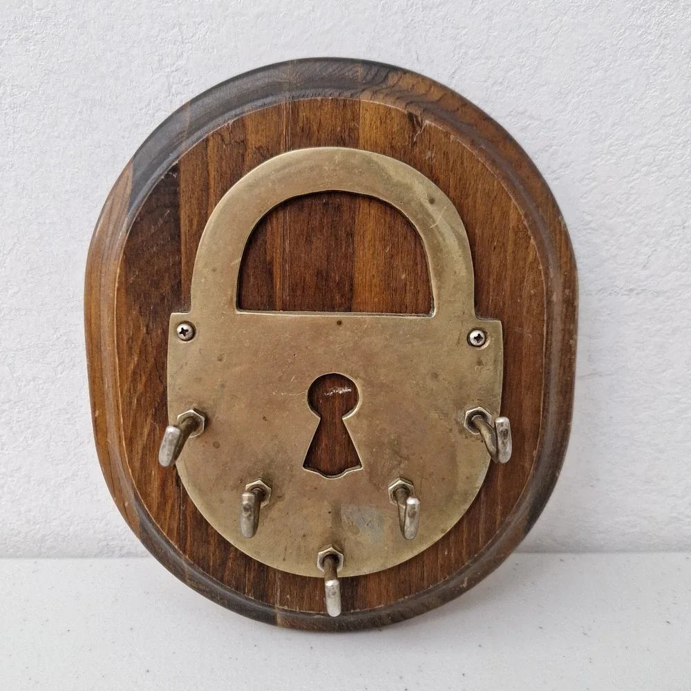 Vintage Brass Padlock Shaped Wall Key Holder Solid Wood Plaque 5 Hooks Hanging